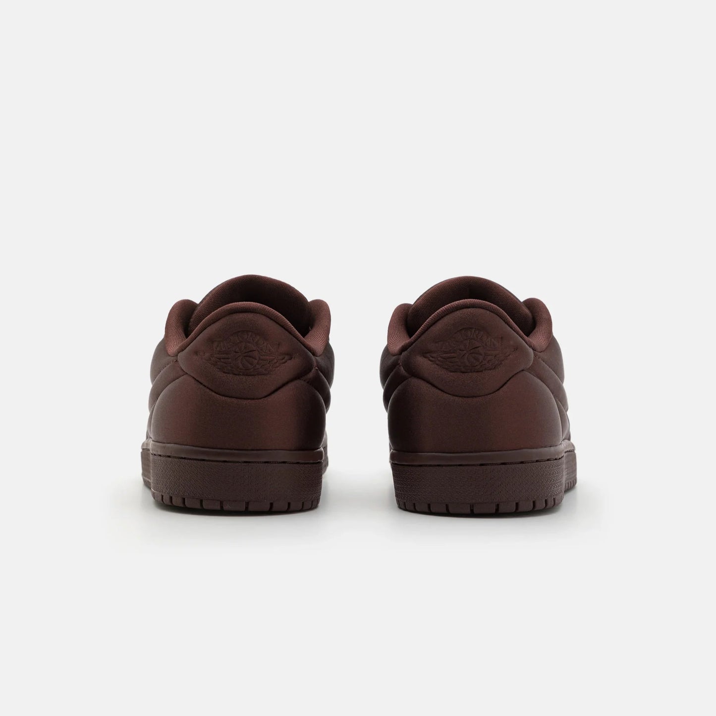 Pantofi sport Air Jordan 1 Low Method Of Make maro, văzuți din spate, cu design elegant și confortabil