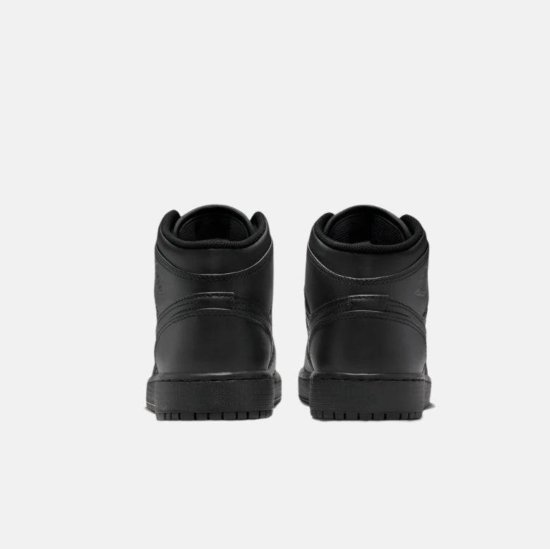 Pantofi sport Air Jordan 1 Mid Triple Black văzuți de la spate în culoare neagră uniformă