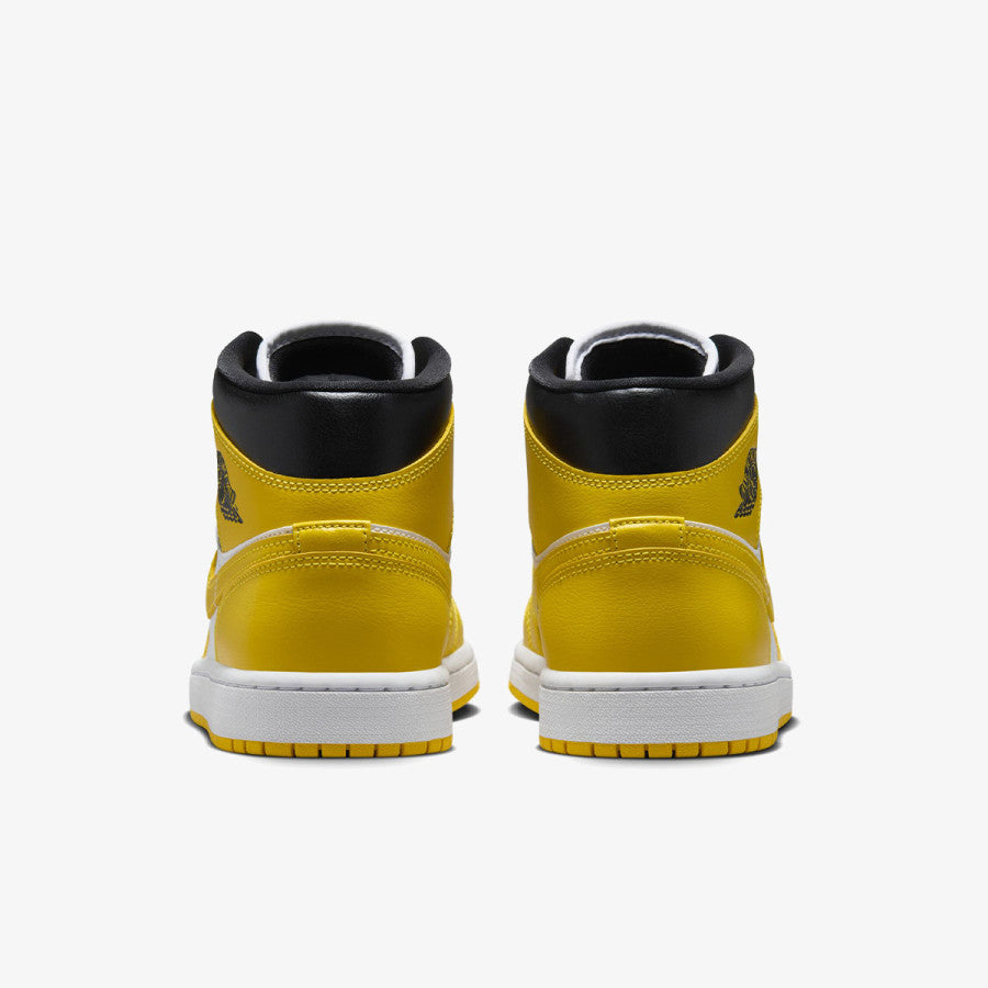 Pantofi sport Air Jordan 1 Mid Vivid Sulfur văzuți din spate cu detalii negre și galbene