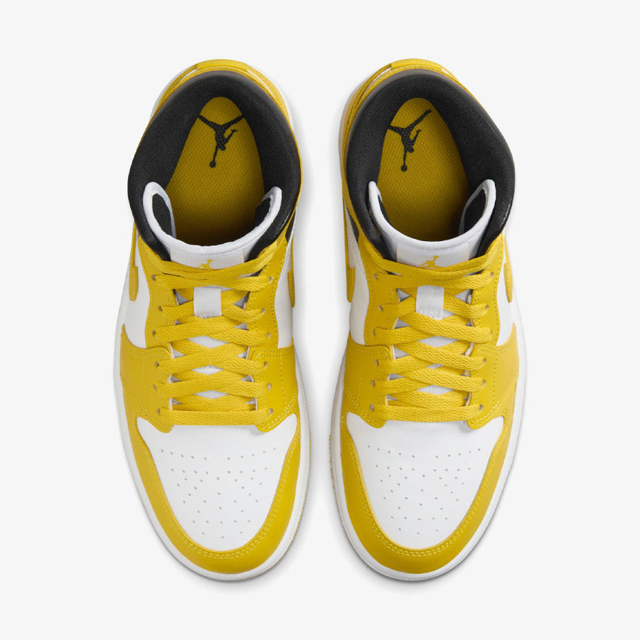 Pantofi sport Air Jordan 1 Mid Vivid Sulfur galbeni și albi cu detalii negre văzuți de sus