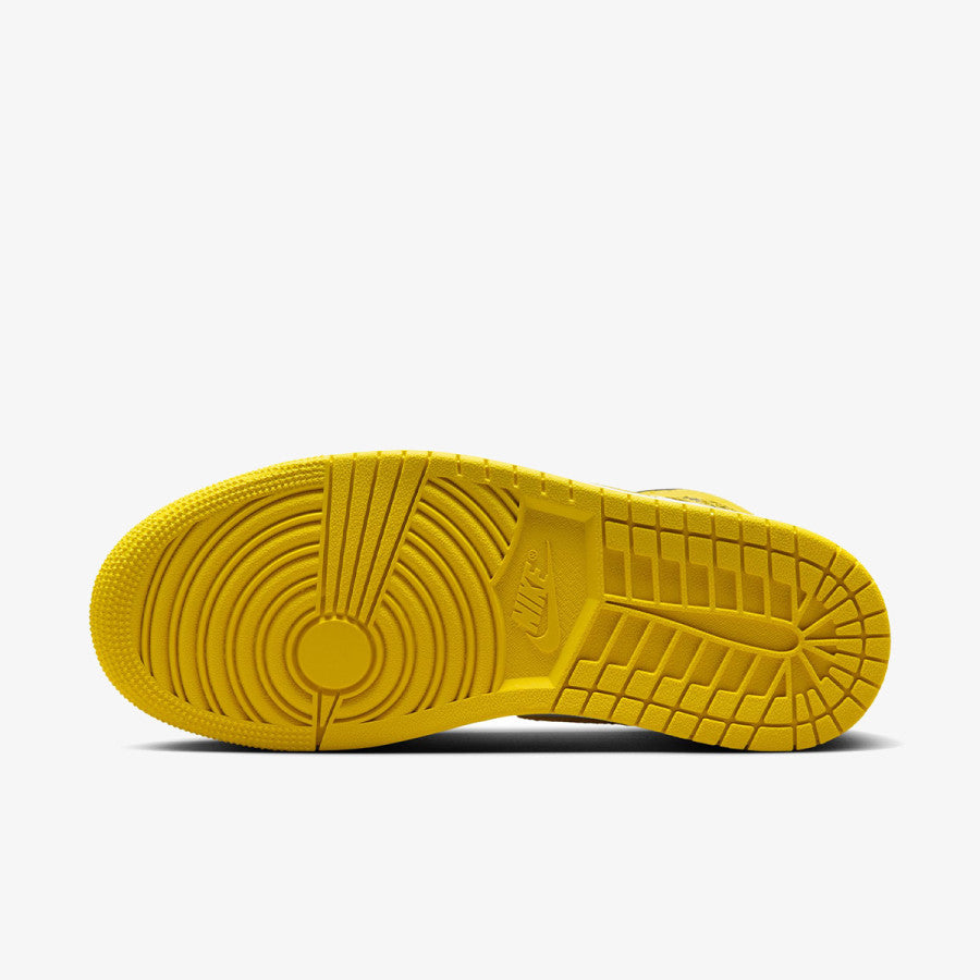 Talpa încălțărilor Air Jordan 1 Mid Vivid Sulfur de culoare galben intens afișată pe fundal alb