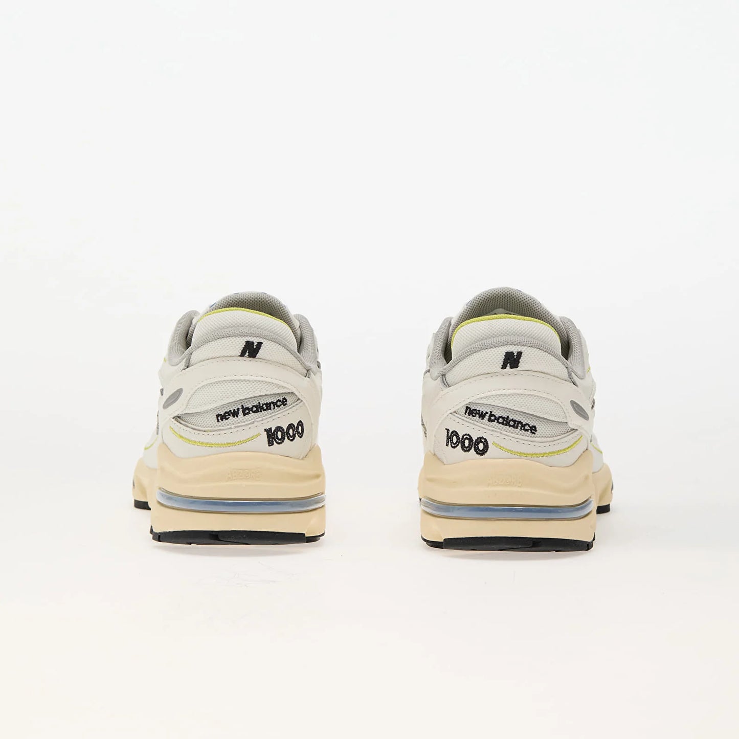 Pantofi sport New Balance 1000 Sea Salt văzuți din spate, colab DodResell, design crem și bej