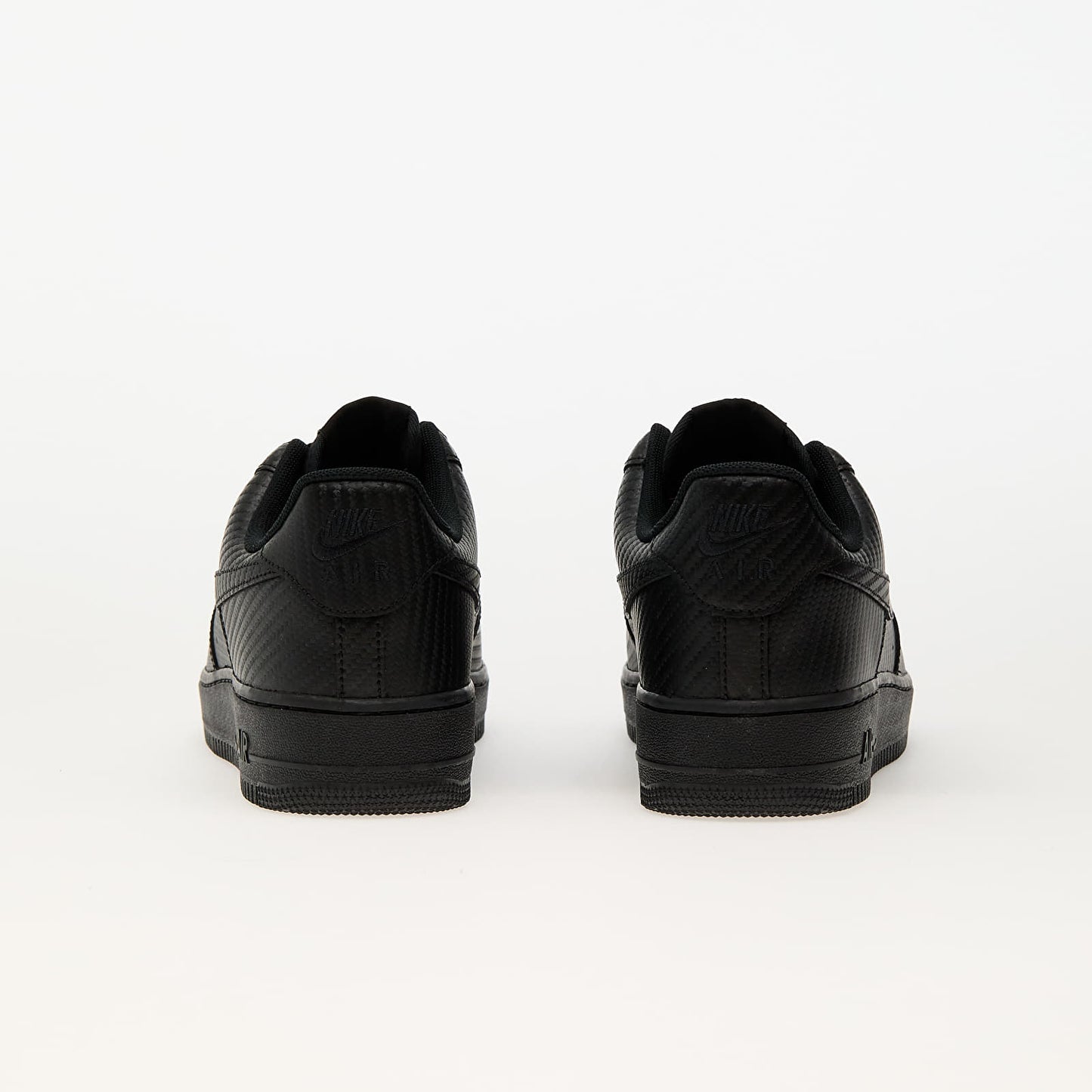 Pantofi sport Nike Air Force 1 '07 Carbon Fiber negri văzuți din spate, design elegant și modern
