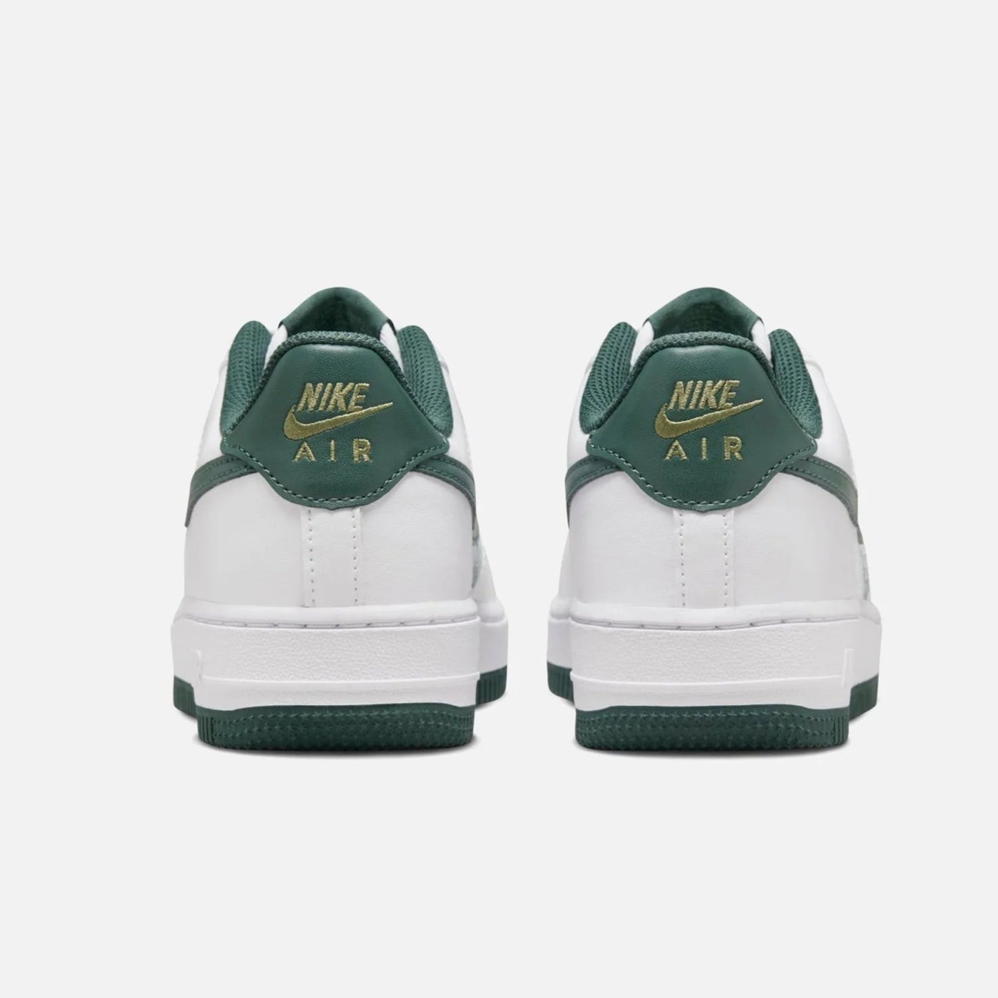 Pantofi Nike Air Force 1 Low White Oil Green vedere din spate cu logo verde si alb