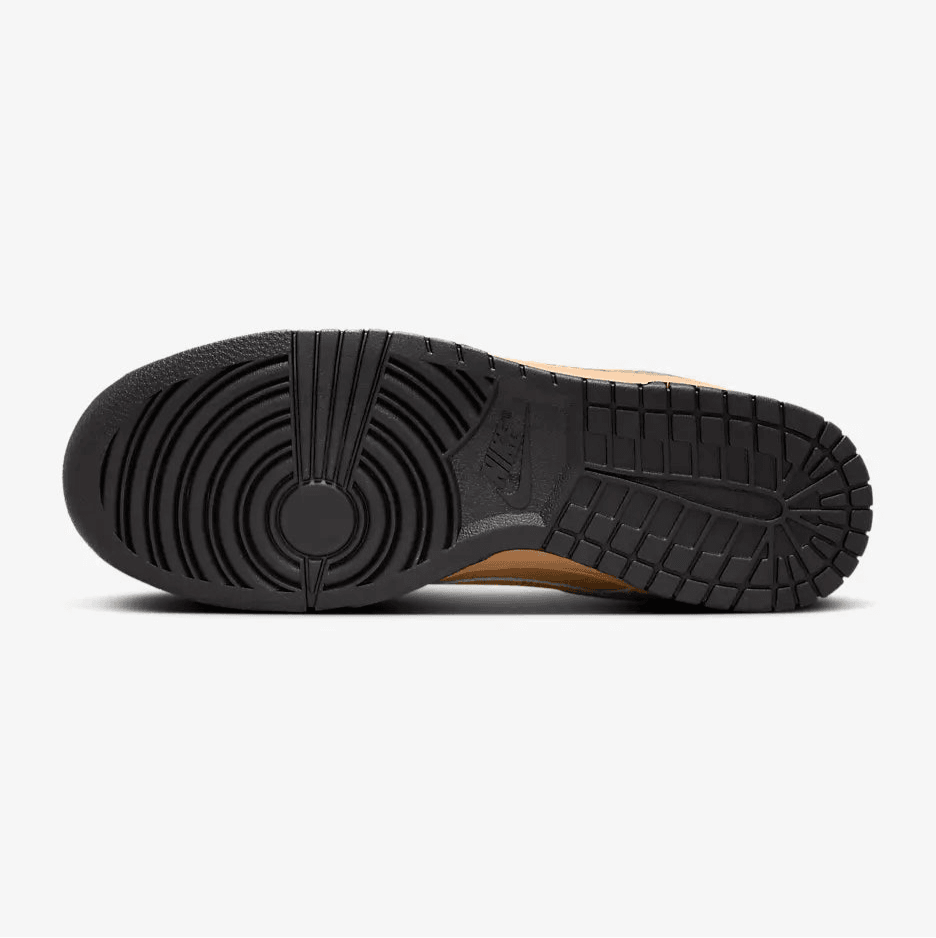 Talpă neagră detaliată a pantofului Nike Dunk Low Brown Suede pentru aderență și confort