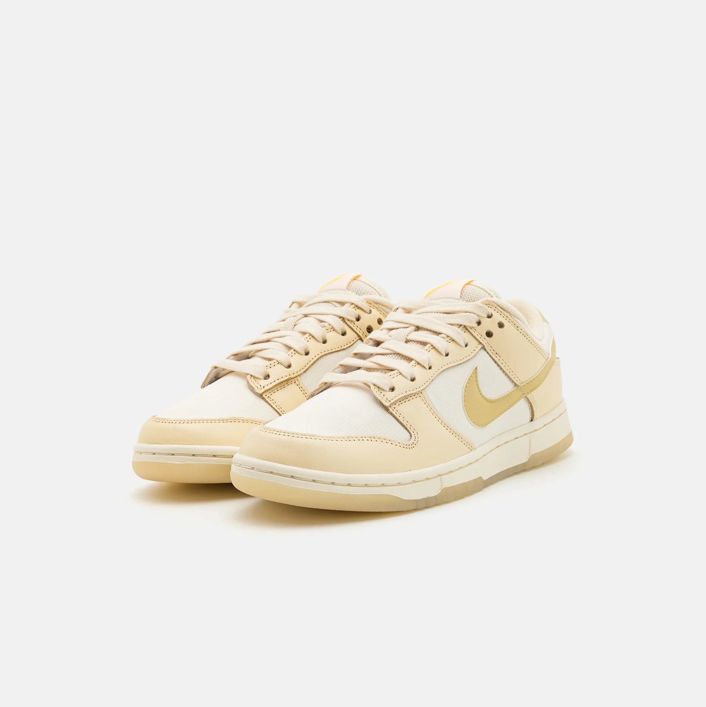 Pantofi sport Nike Dunk Low Muslin/Team Gold cu design casual și talpă confortabilă