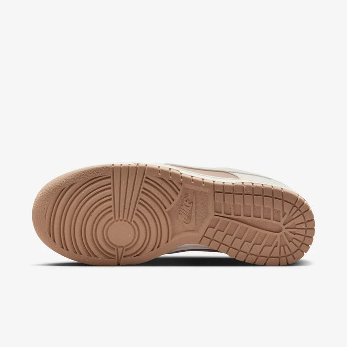 Talpa detaliată a pantofului Nike Dunk Low Next Nature Sail Brown cu design durabil și aderent