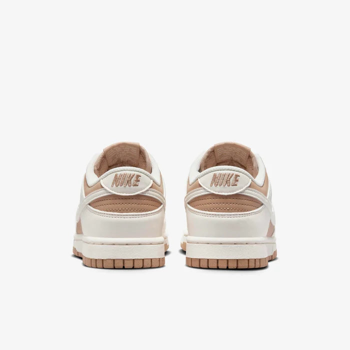 Pantofi sport Nike Dunk Low Next Nature Sail Brown văzuți din spate cu design crem și maro deschis