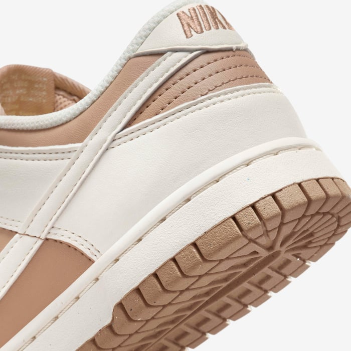 Detaliu talpă și călcâi pantofi Nike Dunk Low Next Nature Sail Brown cu nuanțe crem și maro deschis