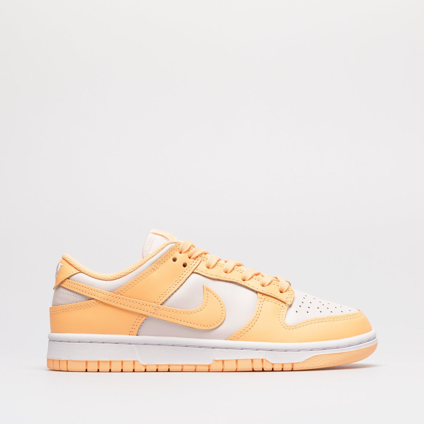 Pantofi sport Nike Dunk Low Peach Cream în nuanțe pastelate de portocaliu și alb