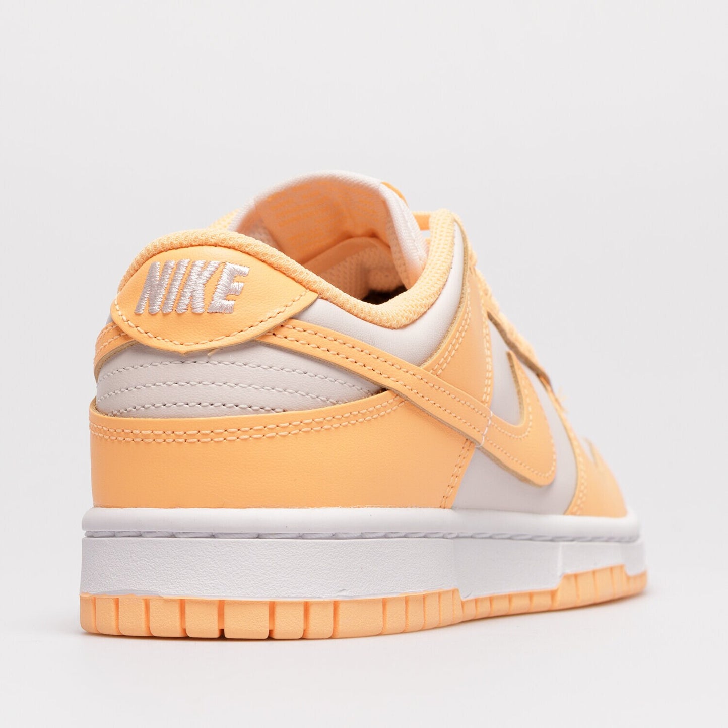 Nike Dunk Low Peach Cream pantofi sport cu design pe tonuri de crem și portocaliu