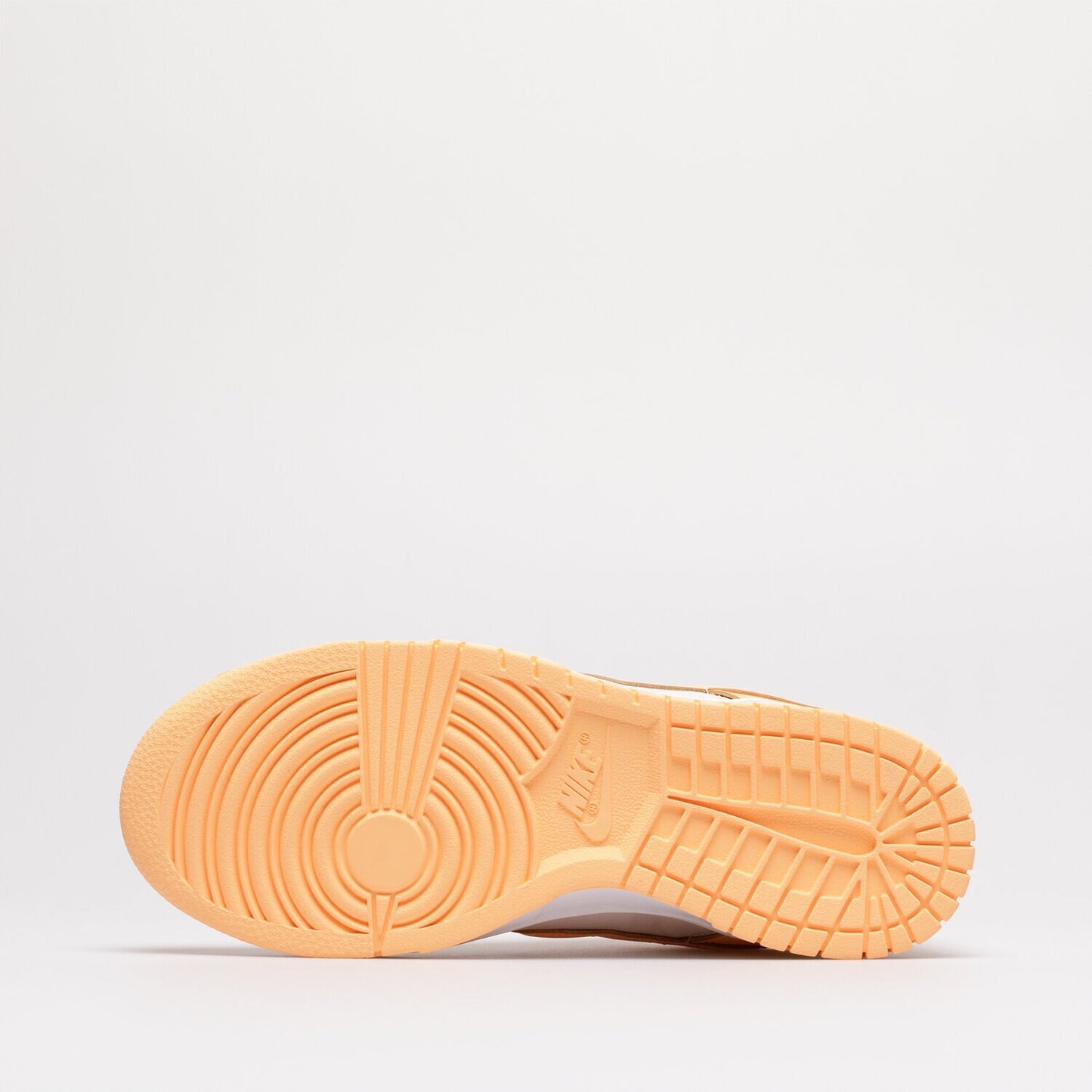 Talpa încălțărilor Nike Dunk Low Peach Cream cu model antiderapant în nuanțe de portocaliu deschis