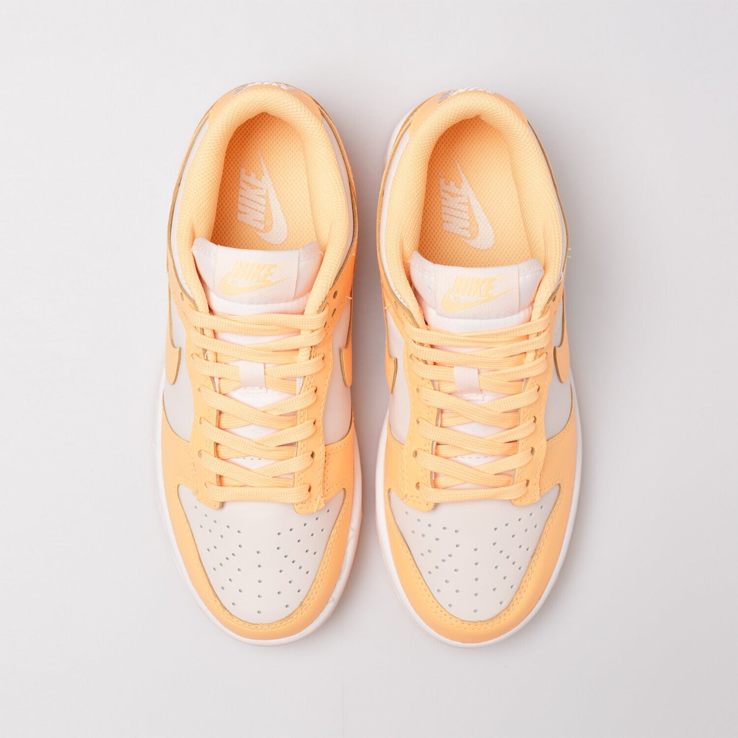 Pantofi sport Nike Dunk Low Peach Cream în nuanțe de crem și piersică văzuți de sus