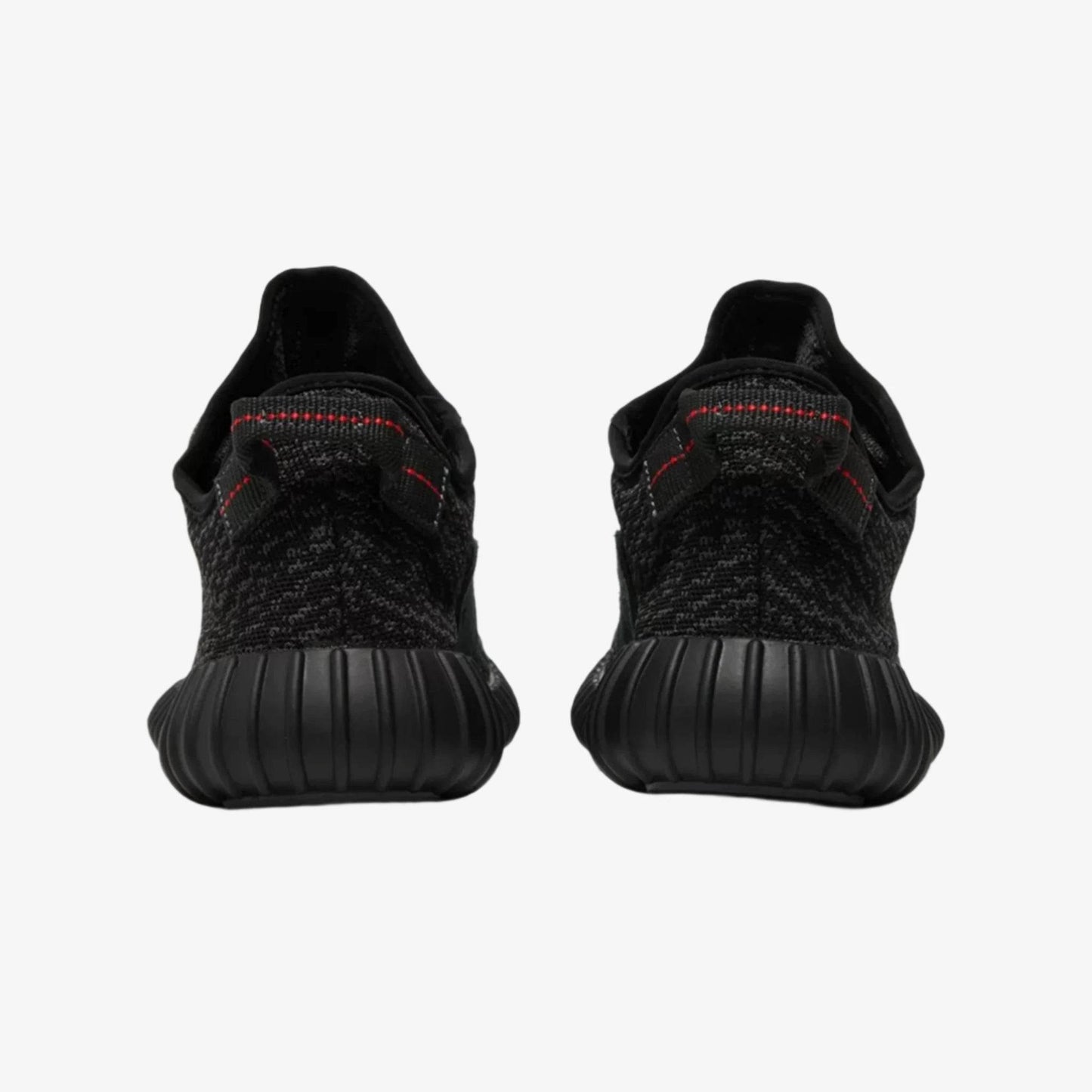 Vedere din spate a pantofilor sport Yeezy Boost 350 “Pirate Black” în culoare neagră cu detalii roșii