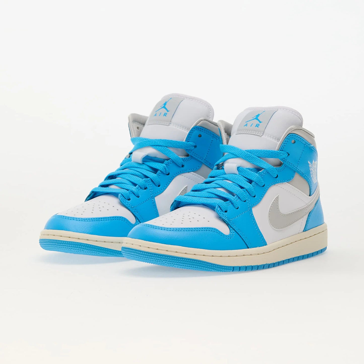 Adidași Air Jordan 1 Mid Dk Powder Blue Neutral Grey White cu design în culori alb, gri și albastru deschis