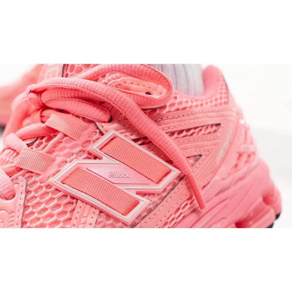 Pantofi sport New Balance 1906r Neon Pink în nuanță neon roz cu design modern și plasă respirabilă