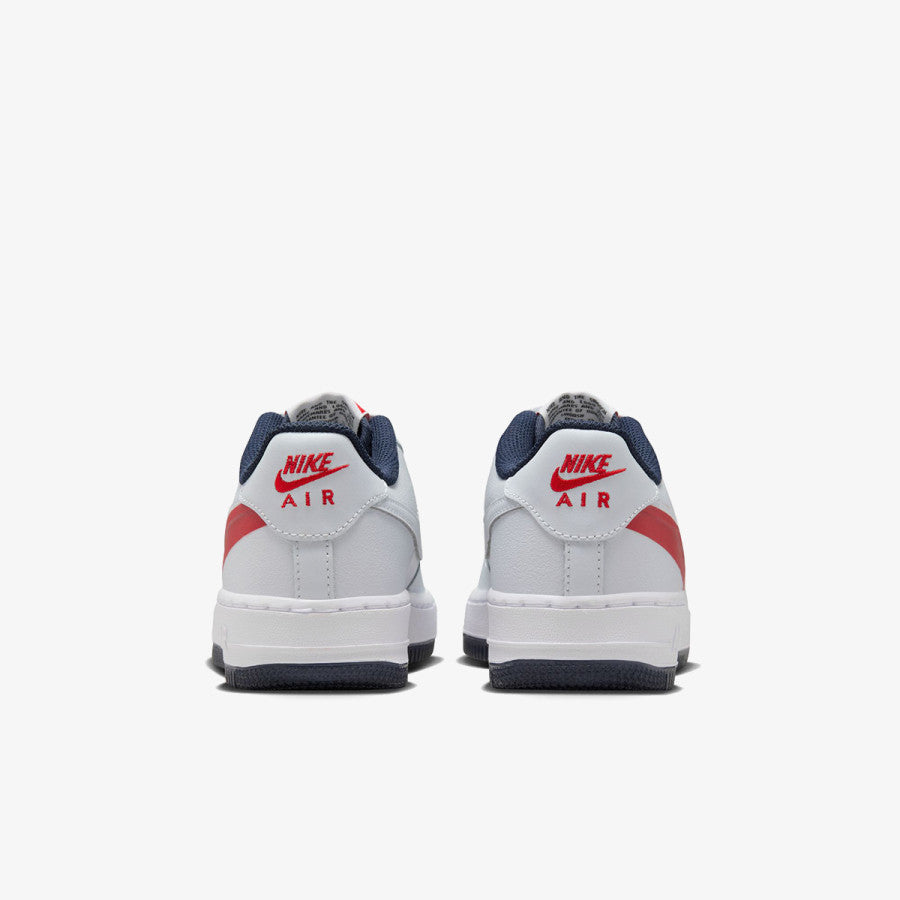 Pantofi sport Nike Air Force 1 Low Grey/Big Red Swoosh văzuți din spate cu logo roșu și talpă albă