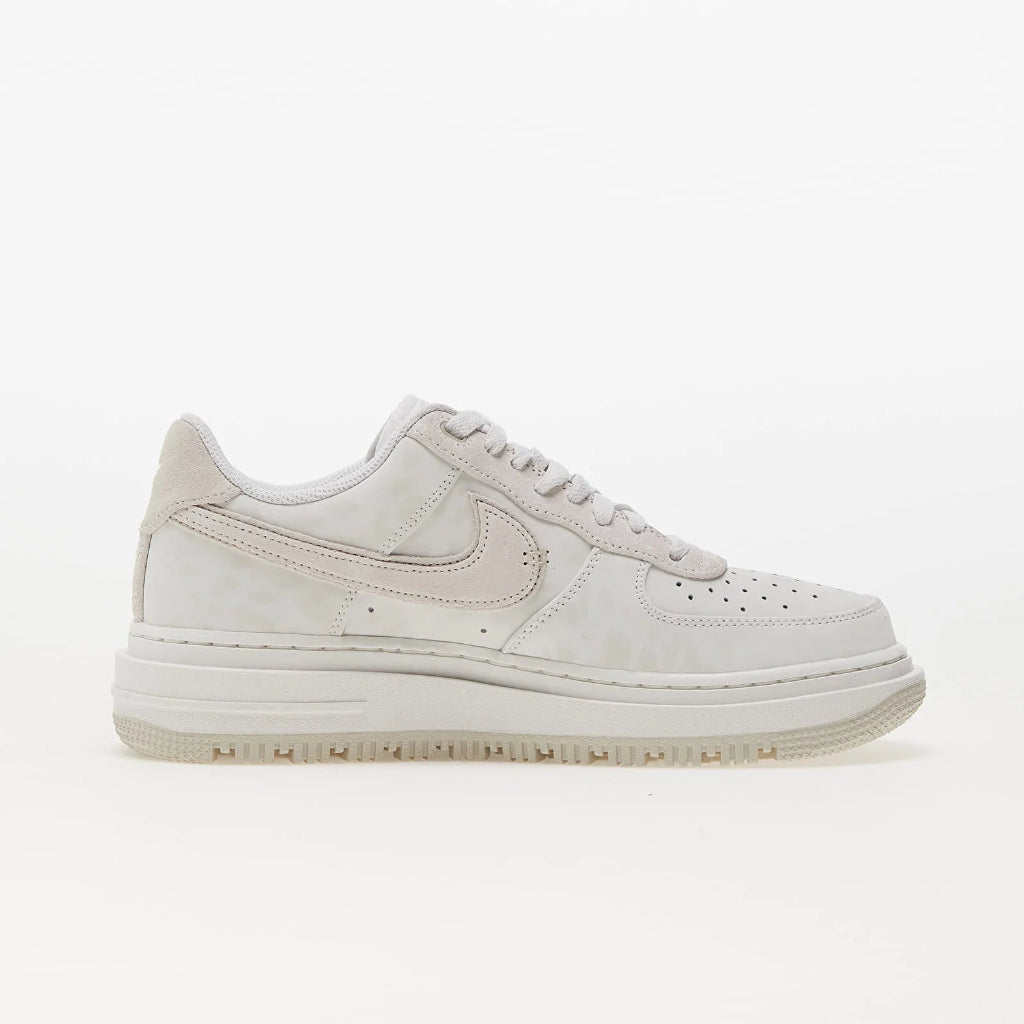 Pantofi sport Nike Air Force 1 Low Luxe albi cu design minimalist și talpă groasă de la Dod Resell
