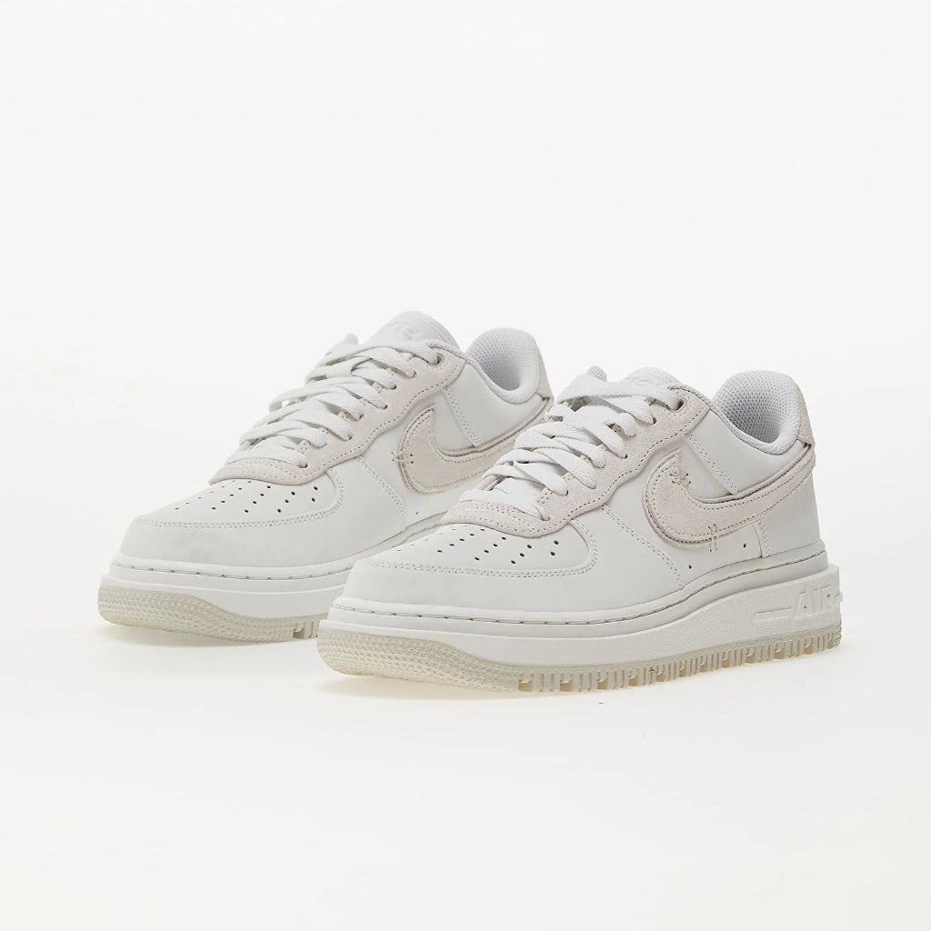 Pantofi sport Nike Air Force 1 Low Luxe albi cu design clasic și talpă groasă pentru confort