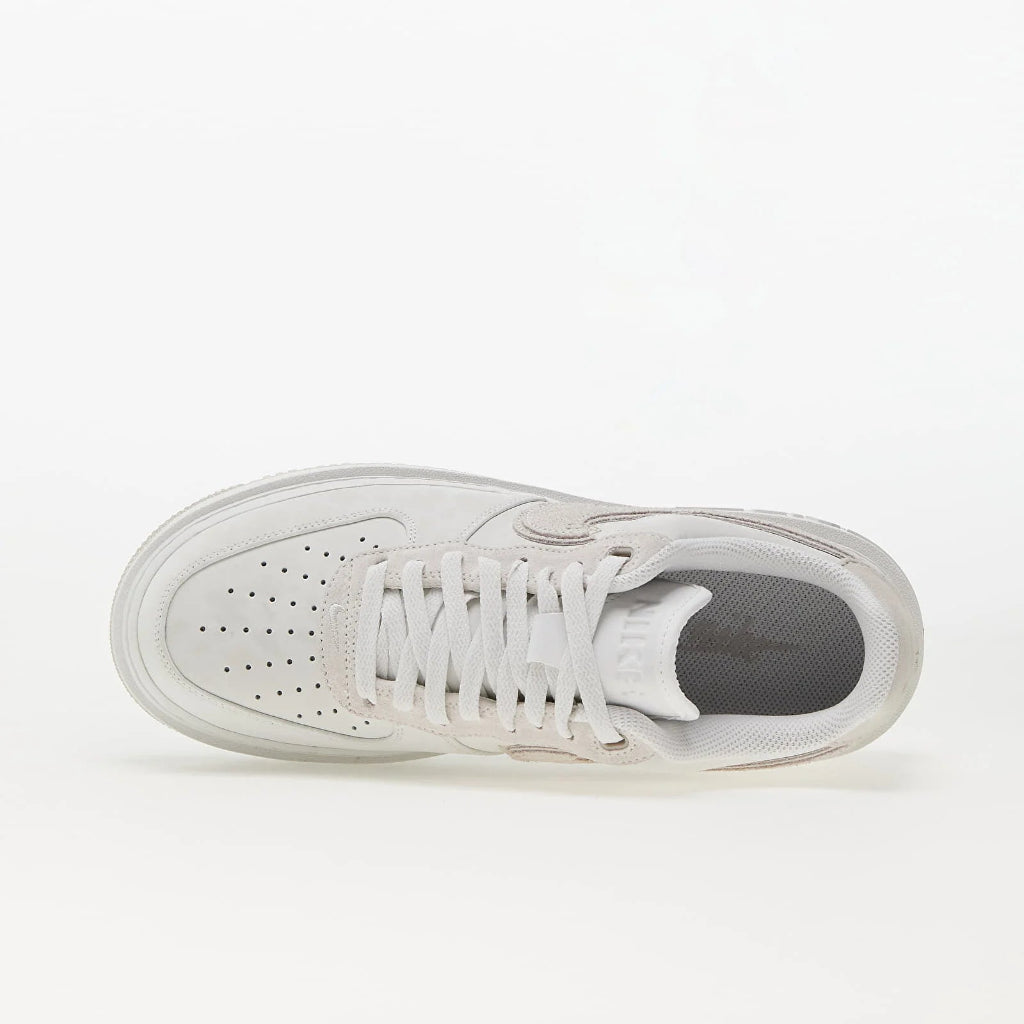 Pantof sport alb Nike Air Force 1 Low Luxe cu design clasic și detalii perforate