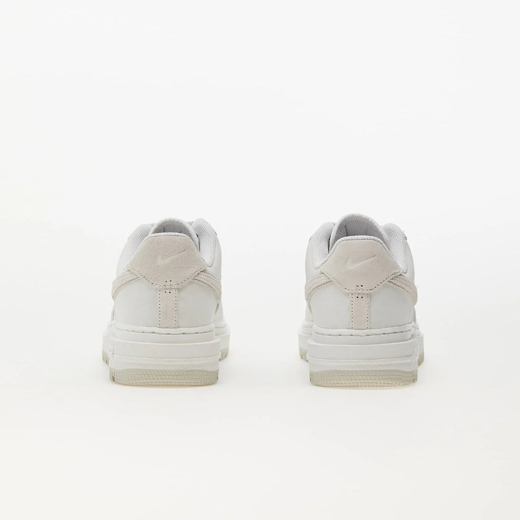 Pantofi sport Nike Air Force 1 Low Luxe albi văzuți din spate cu detalii Dod Resell