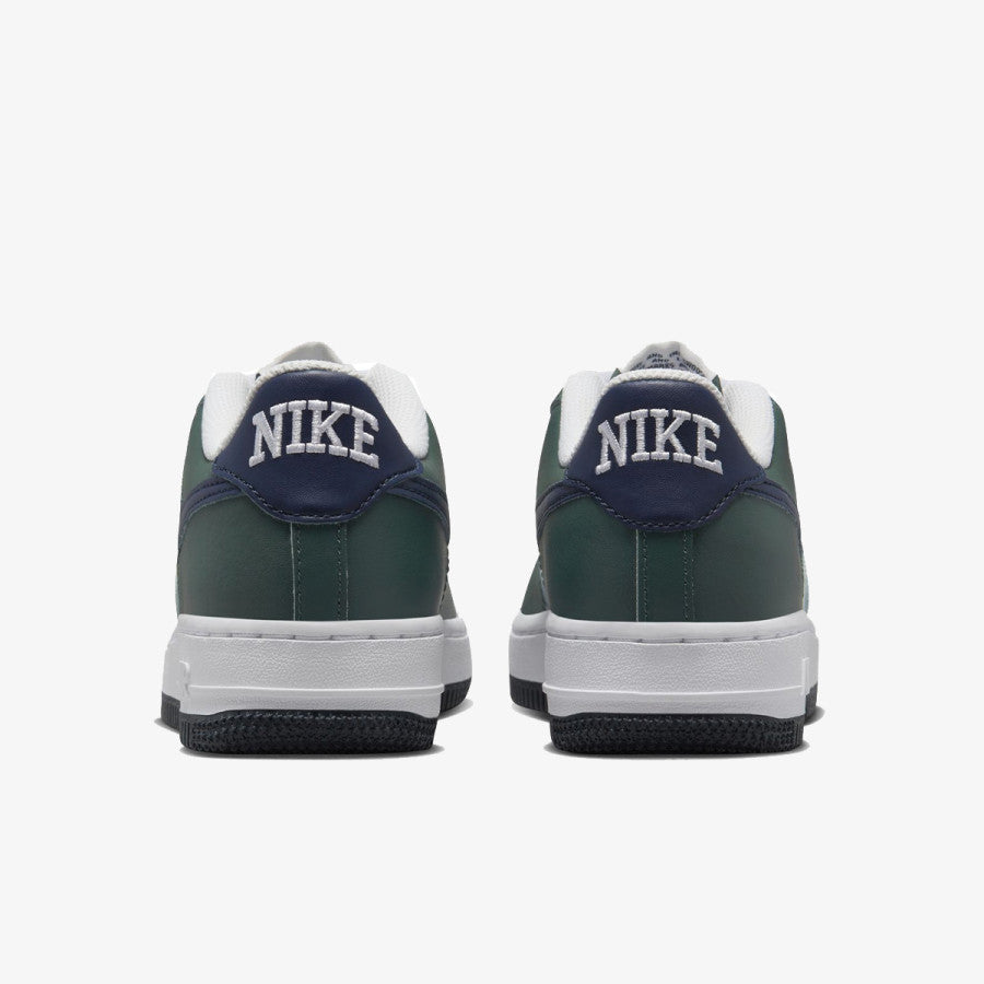 Pantofi sport Nike Air Force 1 Low MM, vedere din spate cu logo alb pe călcâi, parte din colecția Dod Resell