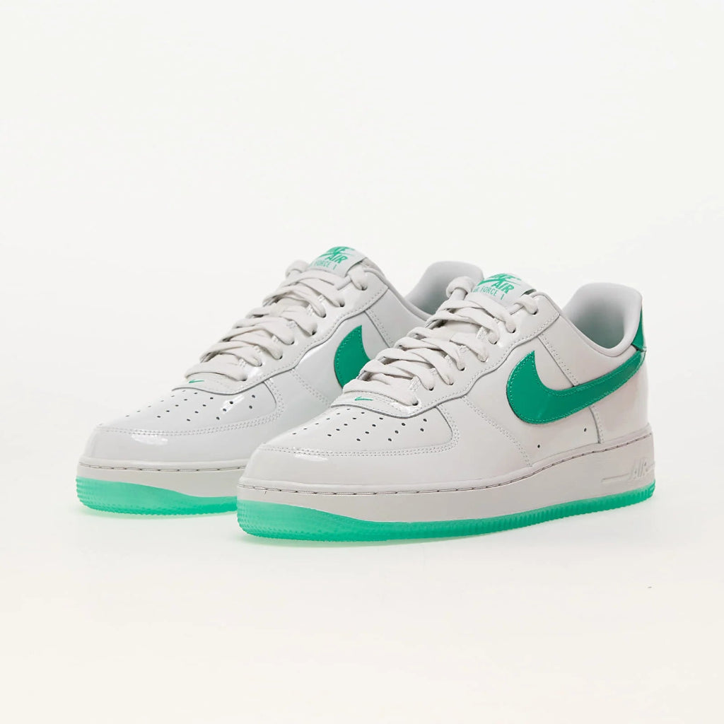 Adidași Nike Air Force 1 Low Platinum Tint Stadium Green cu talpă verde și design clasic Dod Resell