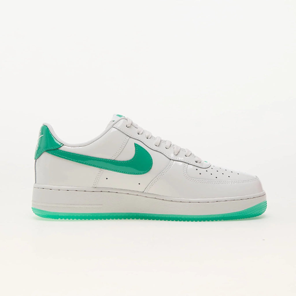 Pantofi Nike Air Force 1 Low Platinum Tint/ Stadium Green cu design alb și accente verzi