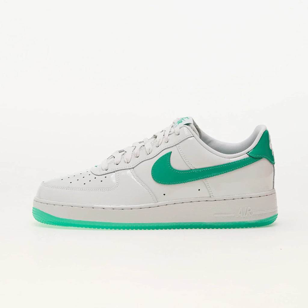 Adidați Nike Air Force 1 Low Platinum Tint Stadium Green cu talpă verde și design alb