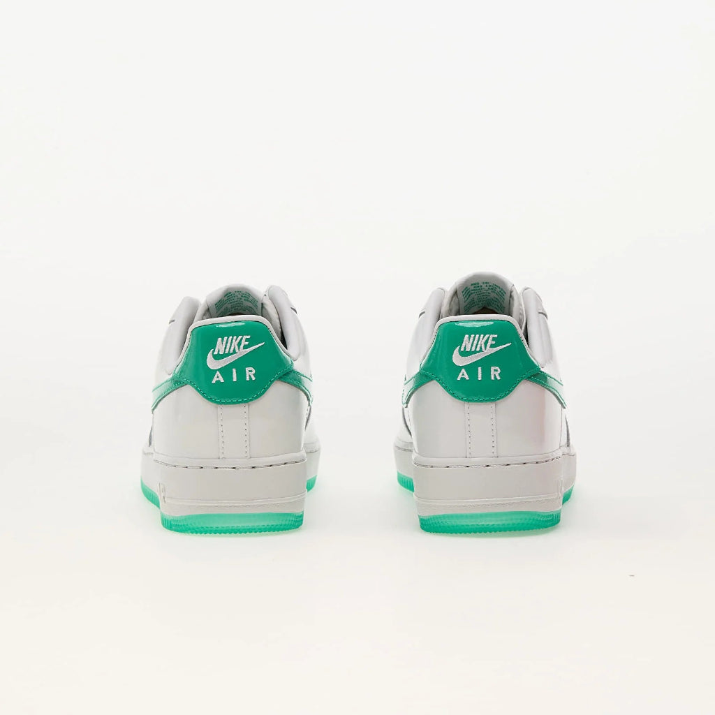 Pantofi Nike Air Force 1 Low Platinum Tint Stadium Green văzuți din spate cu detalii verzi și logo alb