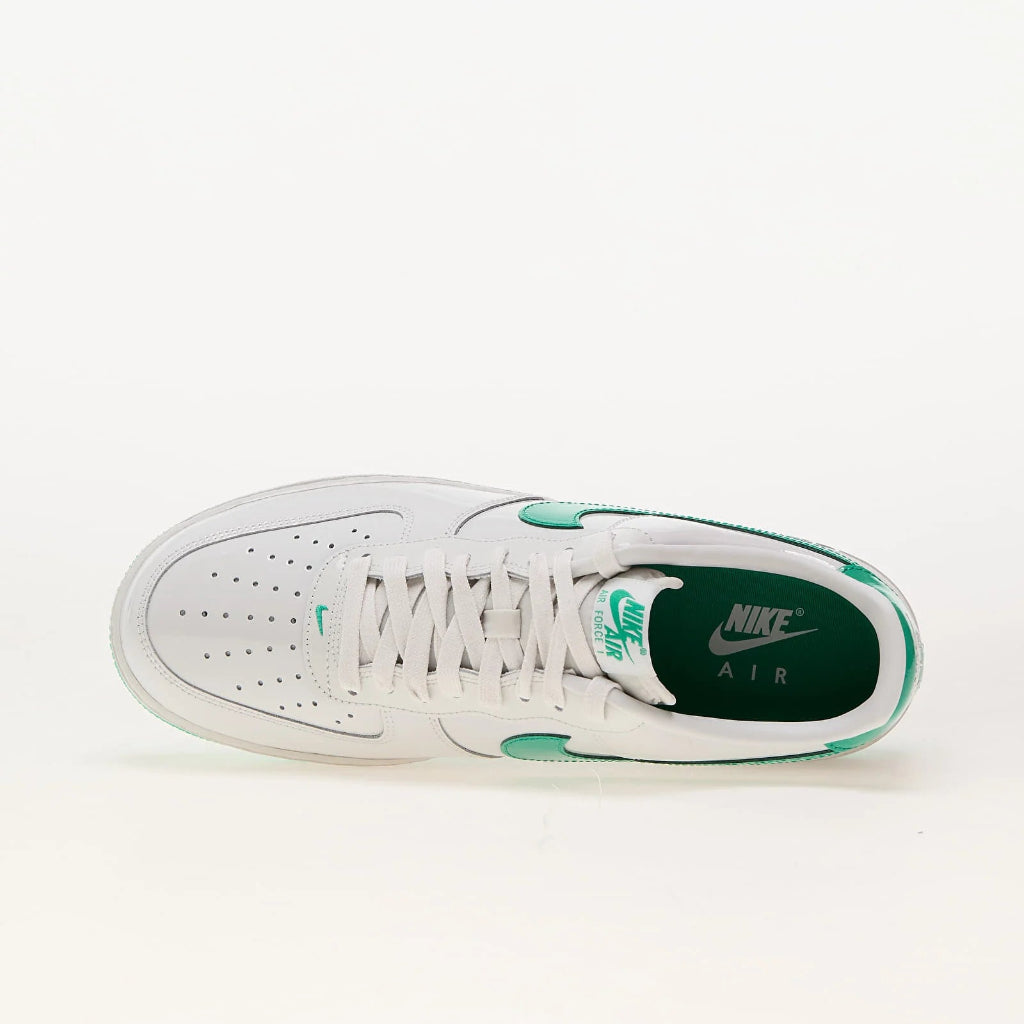 Pantof sport Nike Air Force 1 Low Platinum Tint Stadium Green vedere de sus cu detalii verzi