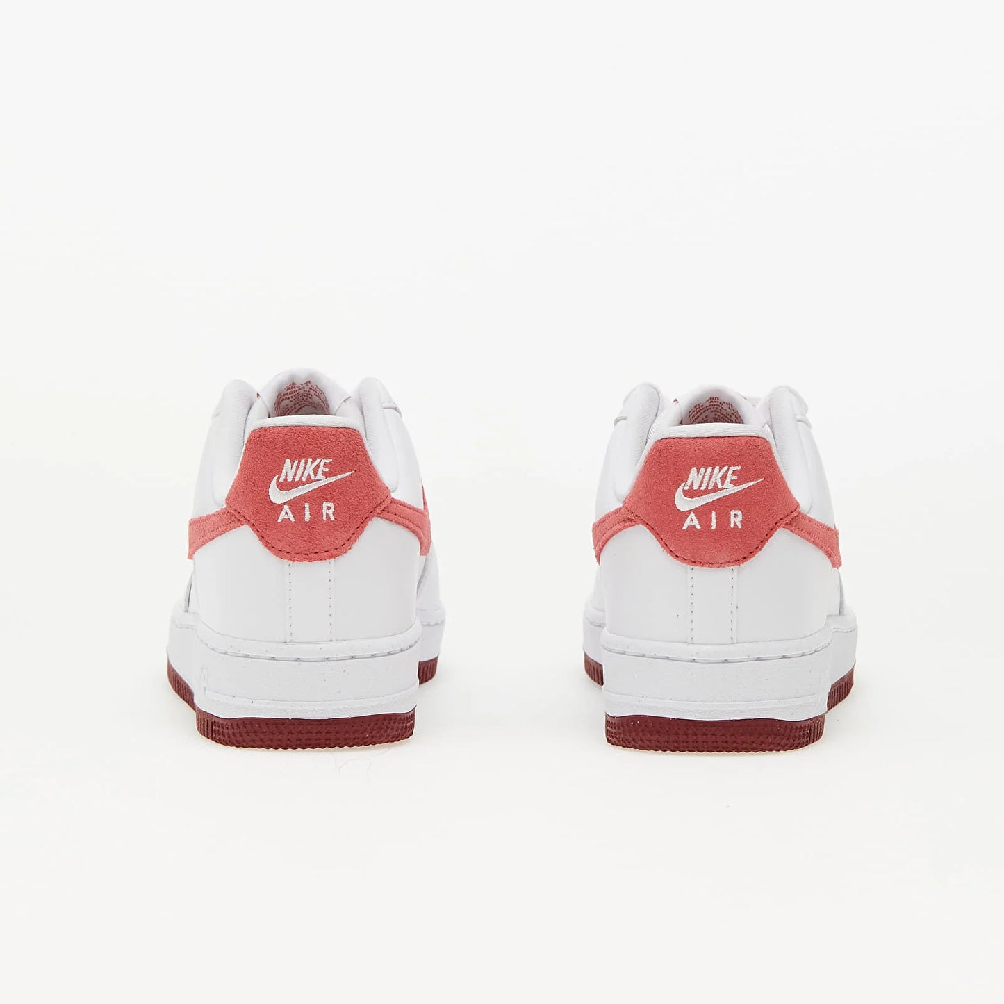 Pantofi sport Nike Air Force 1 Low White Dragon Red văzuți din spate, cu detalii roșii și logo alb Nike Air