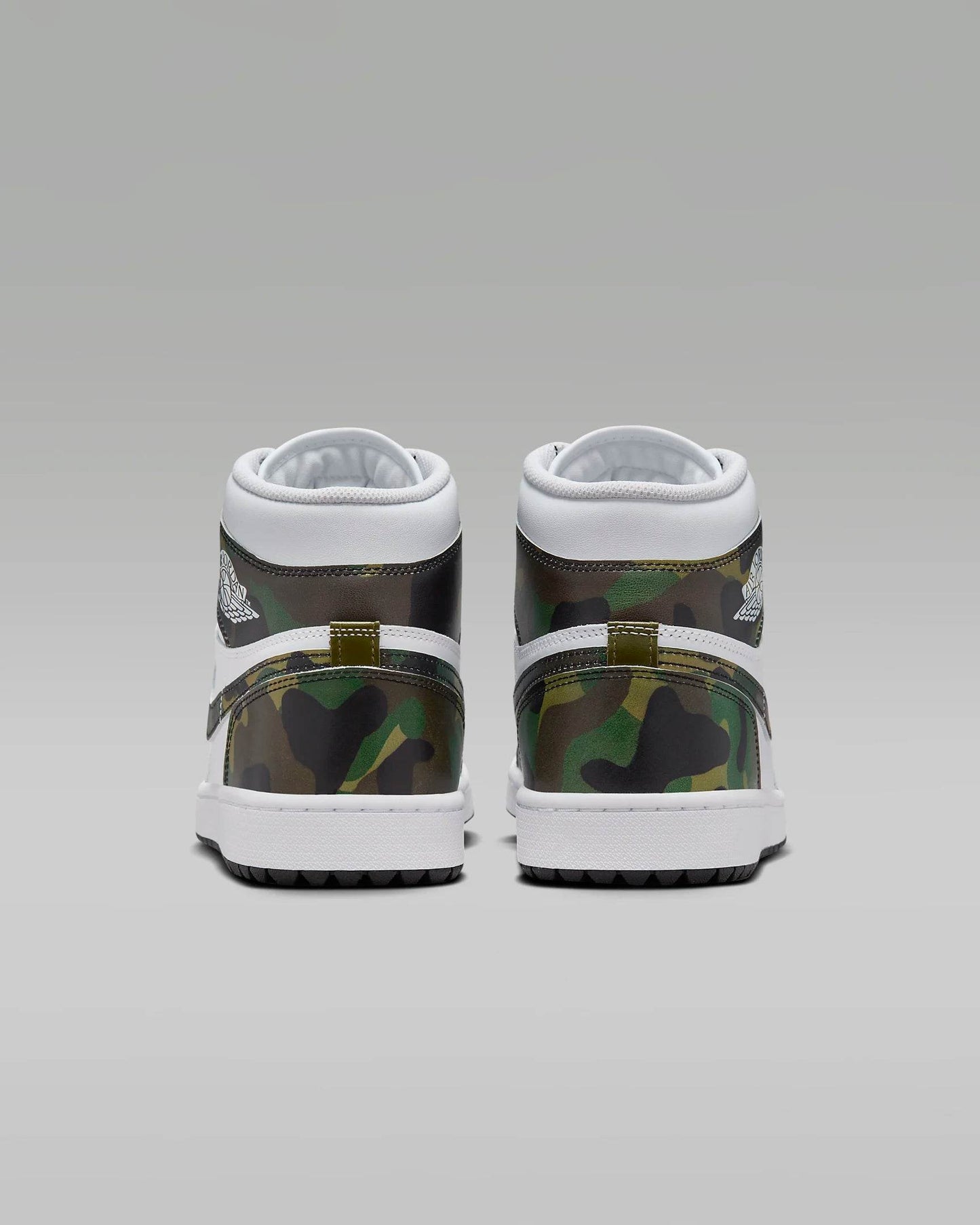 Vedere din spate a pantofilor Air Jordan 1 High Golf Camo cu design camuflaj verde si alb