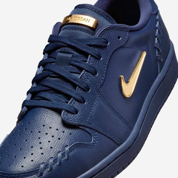 Pantofi sport Air Jordan 1 Low “Method Of Make” bleumarin cu detalii aurii elegante de la Dod Resell