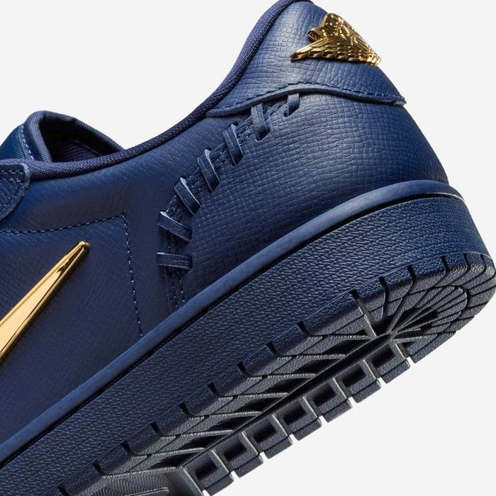 Pantof sport Air Jordan 1 Low Method Of Make albastru cu detalii aurii de la Dod Resell