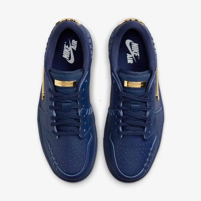 Pantofi Air Jordan 1 Low “Method Of Make” în albastru închis cu detalii aurii și logo Nike Air pe talpă