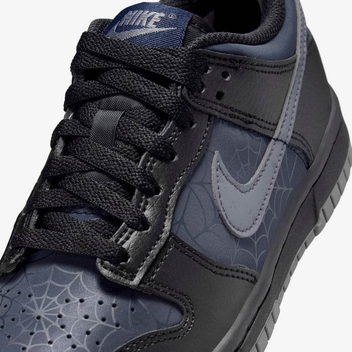 Pantofi Nike Dunk Low Black Symbiote cu design negru și detalii de pânză de păianjen pe lateral