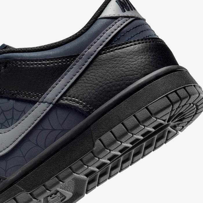 Detaliu apropriat al pantofului Nike Dunk Low Black Symbiote cu talpă neagră și design cu model pânză de păianjen