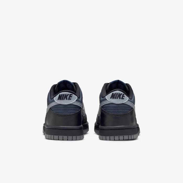 Pantofi sport Nike Dunk Low “Black Symbiote” negri din piele cu talpă gri văzuți din spate