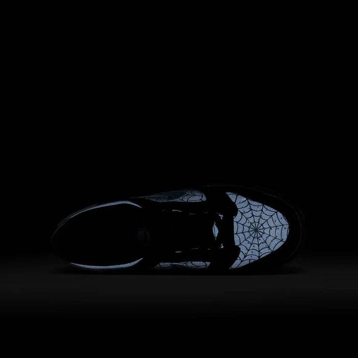 Pantoful Nike Dunk Low “Black Symbiote” cu detalii de design tip pânză de păianjen pe partea superioară