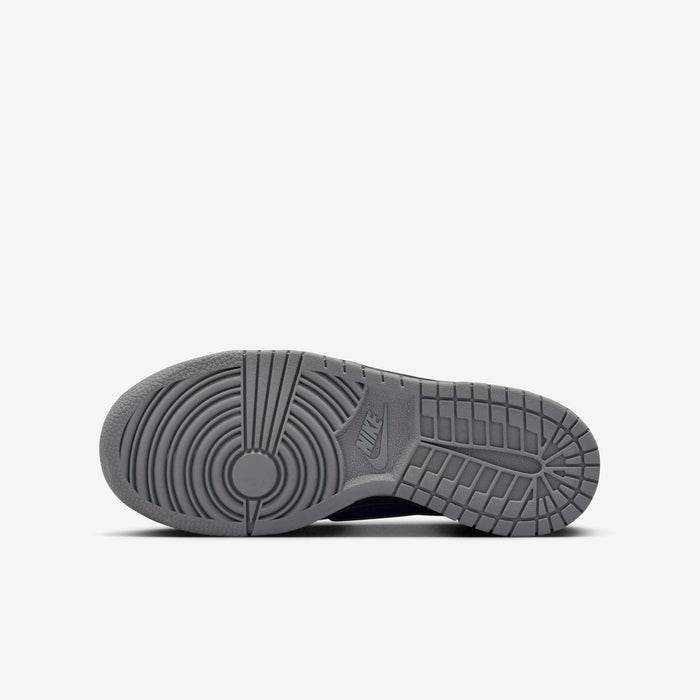 Talpa detaliată gri a pantofilor Nike Dunk Low Black Symbiote cu design rezistent la uzură