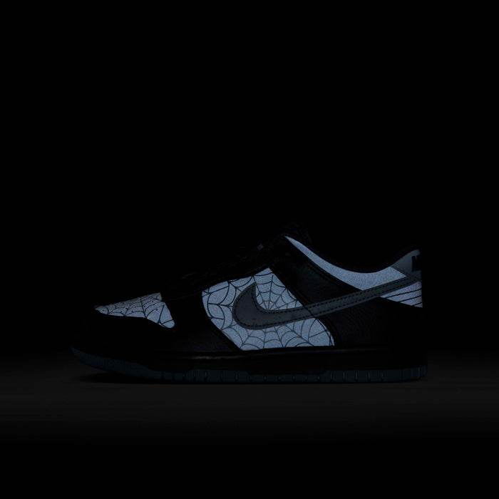 Pantofi sport Nike Dunk Low “Black Symbiote” cu design negru și detalii reflectorizante pentru un stil urban distinct