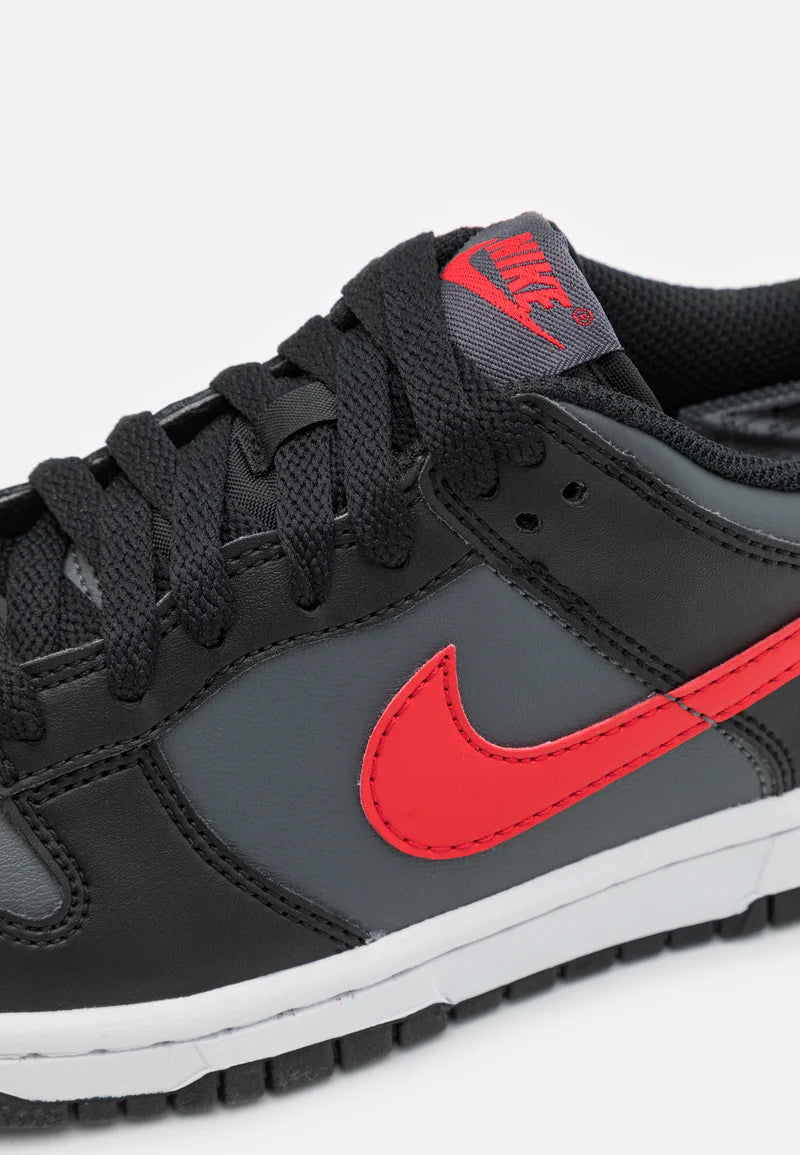 Pantofi sport Nike Dunk Low Black University Red-White-Racer Blue cu design clasic si talpa alba