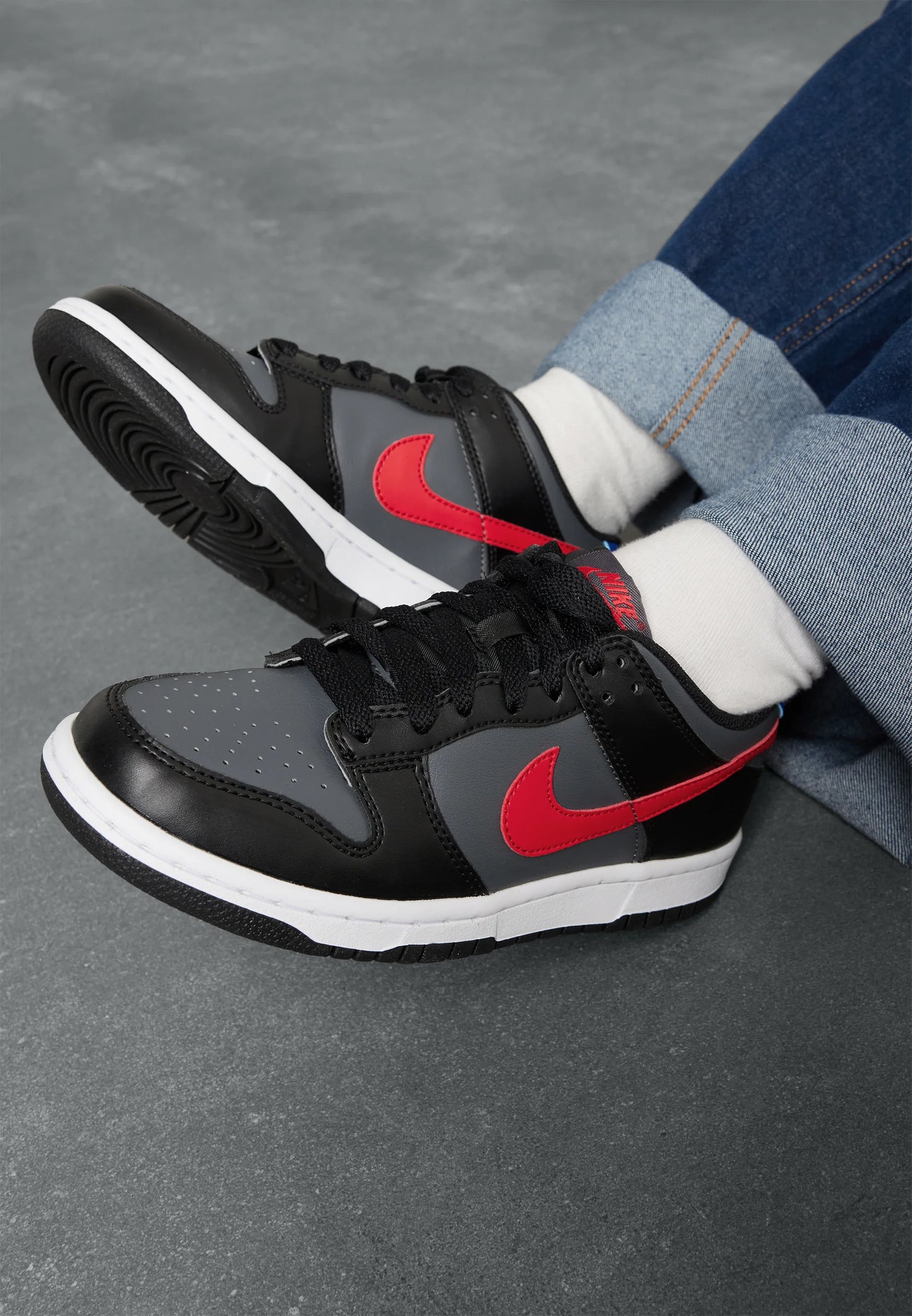 Pantofi sport Nike Dunk Low Black University Red White Racer Blue purtați cu blugi și șosete albe