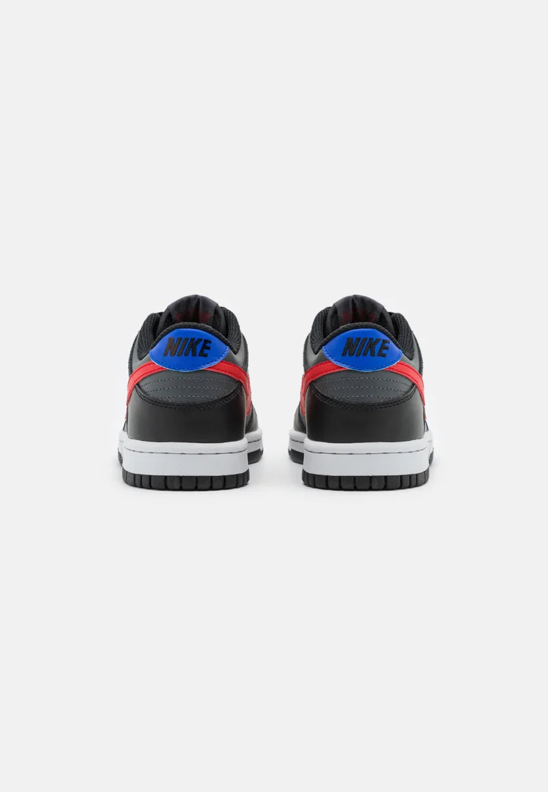 Pantofi sport Nike Dunk Low Black University Red White Racer Blue văzuți din spate cu logo albastru Nike Dod Resell