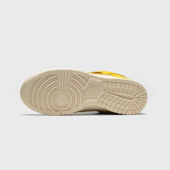 Talpa detaliată a pantofilor Nike Dunk Low LX Banana în nuanțe de crem și galben