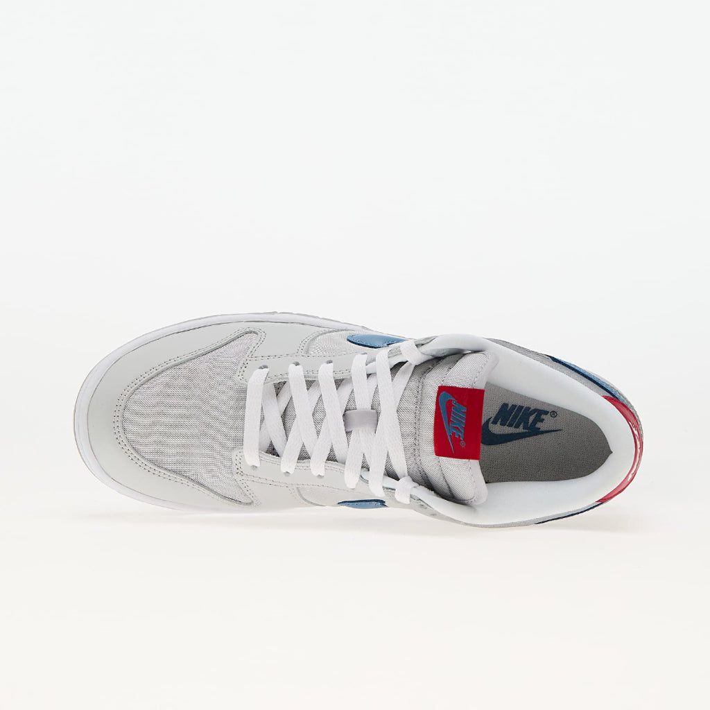 Pantof sport Nike Dunk Low QS Metallic Silver Aegean Storm cu design alb si detalii albastre si rosii