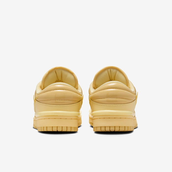 Pantofi Nike Dunk Low Twist Saturn Gold văzuți din spate într-o nuanță aurie deschisă