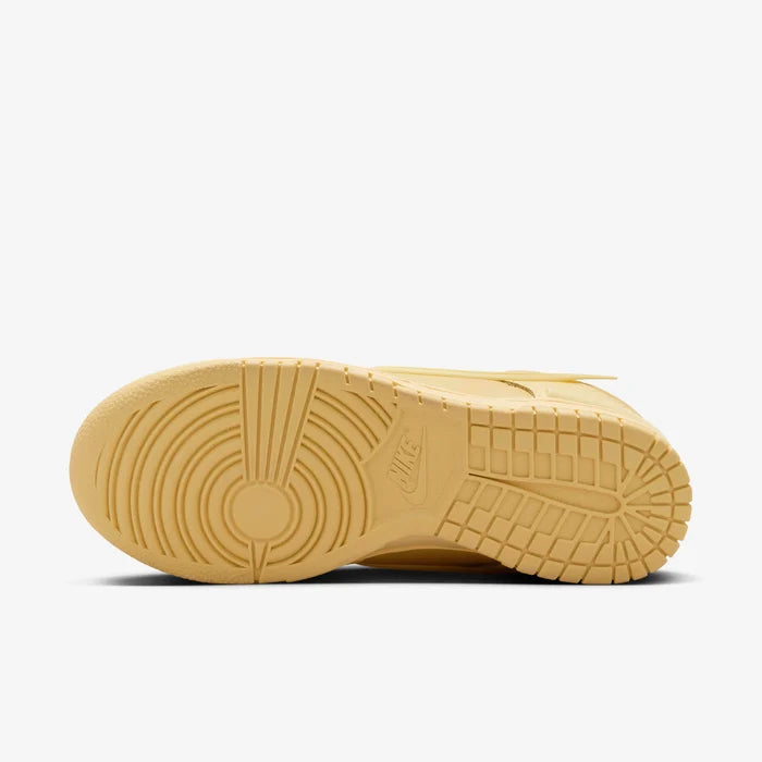 Talpa încălțărilor Nike Dunk Low Twist Saturn Gold într-o nuanță galbenă deschisă vizibilă pe fundal alb