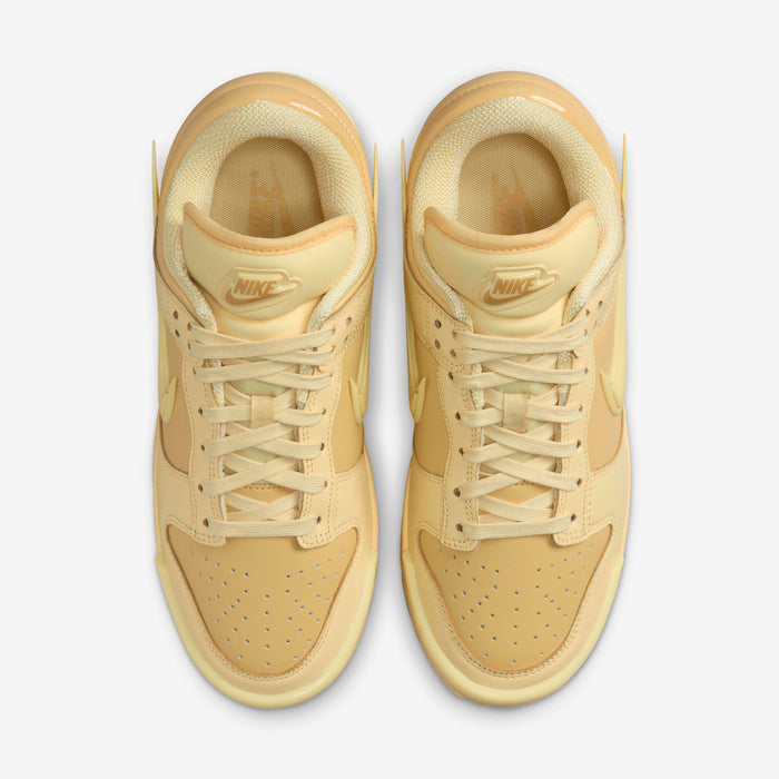 Pantofi sport Nike Dunk Low Twist Saturn Gold văzuți de sus, culoare aurie, design elegant și modern
